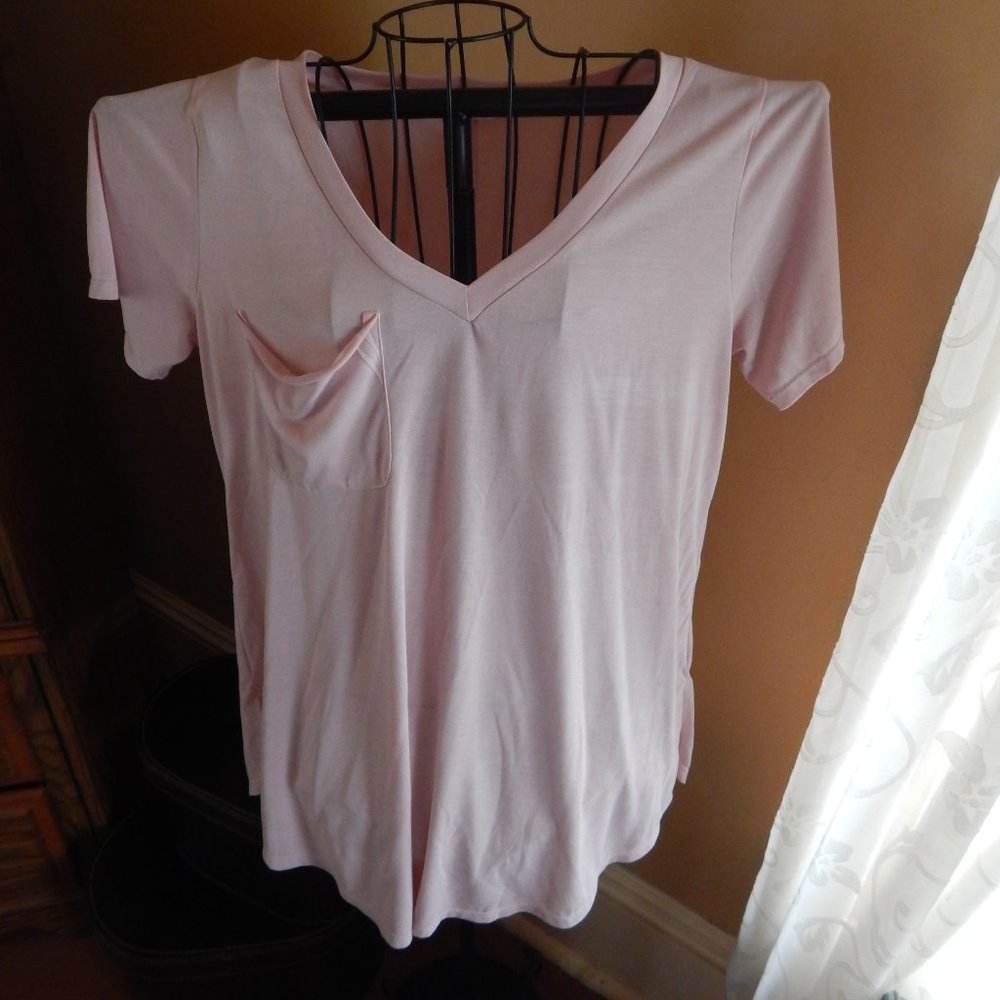 Ladies Plush Boutique Short Sleeved T-shirt Tunic - Size M - Light Pink - Flowy